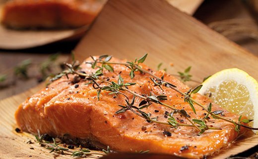 [Translate to UK - englisch:] Grilled salmon with honey glaze